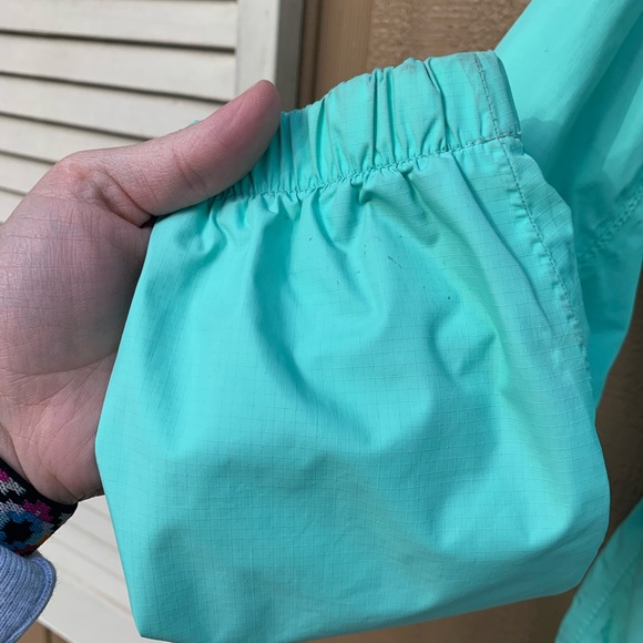 Medium The North Face Rain Coat - Picture 9 of 10